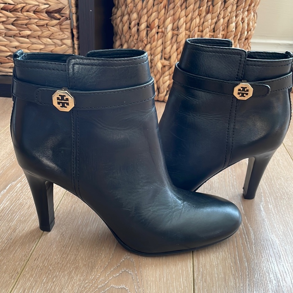 Tory Burch black leather booties with gold logo (9)